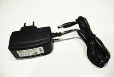 Adapter / voeding :  DSA-12PFA-FEU ( 12V DC - 1A )